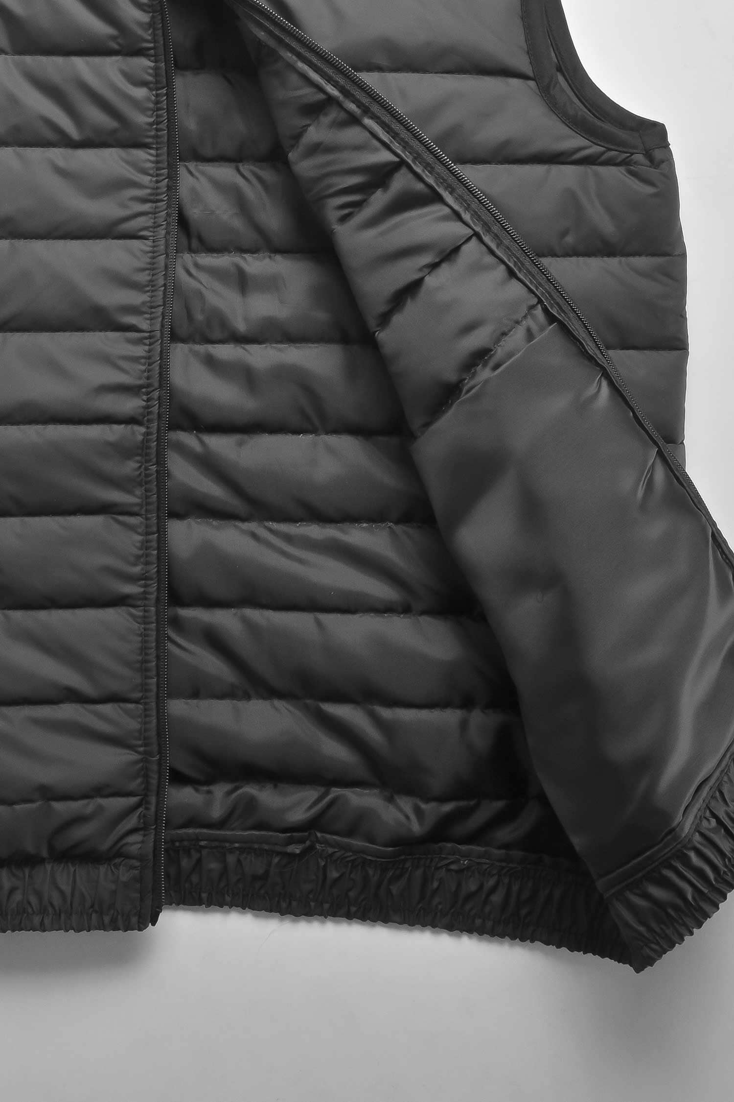 The Burnt Soul Men's Logo Embroidered Minor Fault Sleeveless Puffer Gilet Men's Gilet IBT 