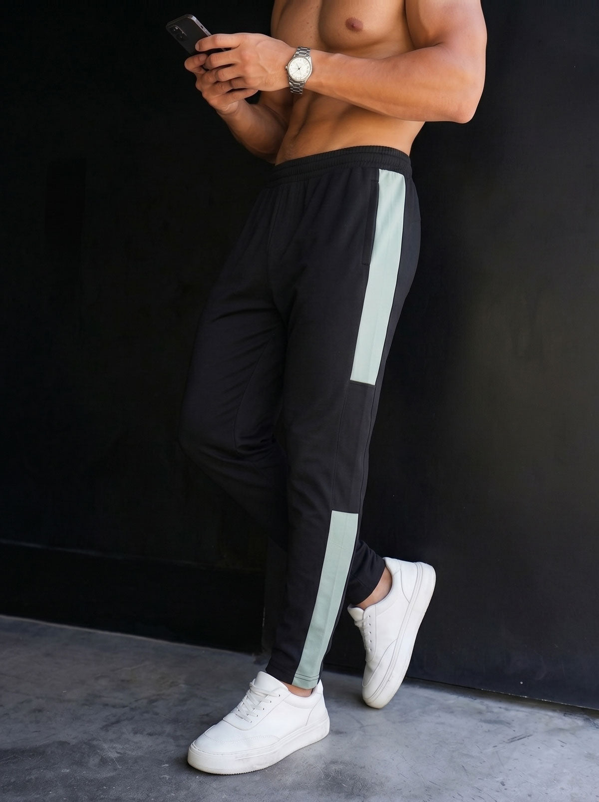 change_pose_little_bit_2K_202608241141.jpg